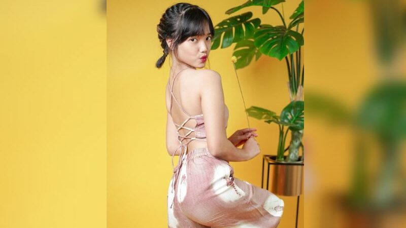 Fuji buat banyak netizen terutama penggemarnya histeris karena semakin berani tampil terbuka dengan menampakkan punggung mulusnya.