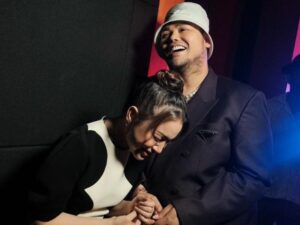 Ivan Gunawan terlihat mesra dengan penyanyi tanah air, Rossa. Buat netizen bertanya-tanya apakah keduanya terlibat CLBK.