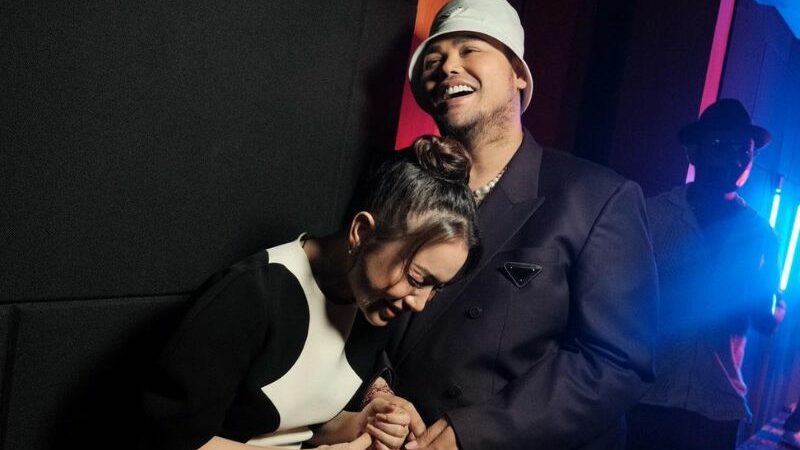 Ivan Gunawan terlihat mesra dengan penyanyi tanah air, Rossa. Buat netizen bertanya-tanya apakah keduanya terlibat CLBK.