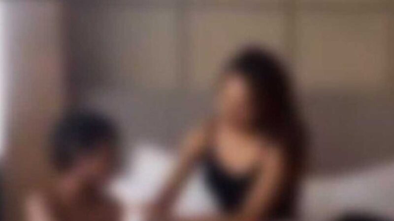 Wanita yang berusia sekitar 20 tahun diciduk polisi saat hendak bermesraan dengan pria yang jauh lebih tua darinya di salah satu kamar hotel.