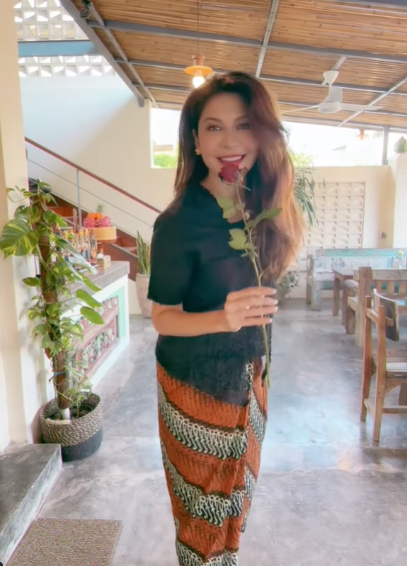 Kenakan Pakaian Adat Bali, Cantiknya Tamara Bleszynski Khas Banget 2 Lampiran Gambar