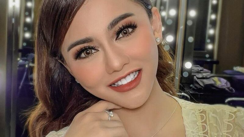 Jenita Janet kembali dapat pujian karena aura kecantikan wajahnya yang begitu bersinar mampu membuat banyak orang terpana.