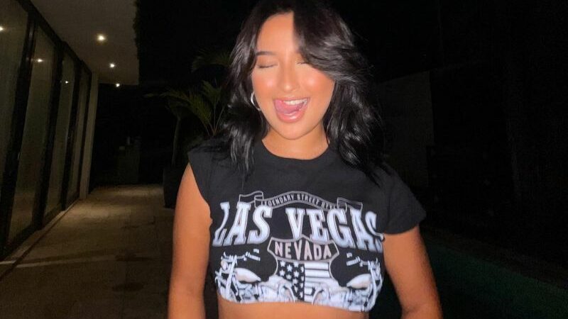 Jennifer Coppen kembali buat netizen pangling dan heran mengapa ia selalu tampil cantik dengan busana apa saja.