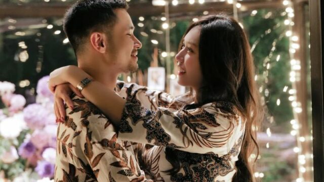 Jess No Limit resmi beri lamaran romantis untuk Siska Kohl, cincinya dibeli langsung di Singapura dan dibandu keluarga kedua pihak.