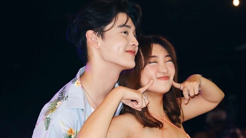 Livy Renata tampil begitu hot kenakan dress terbuka, mampu mengalihkan perhatian banyak netizen terutama kaum adam.