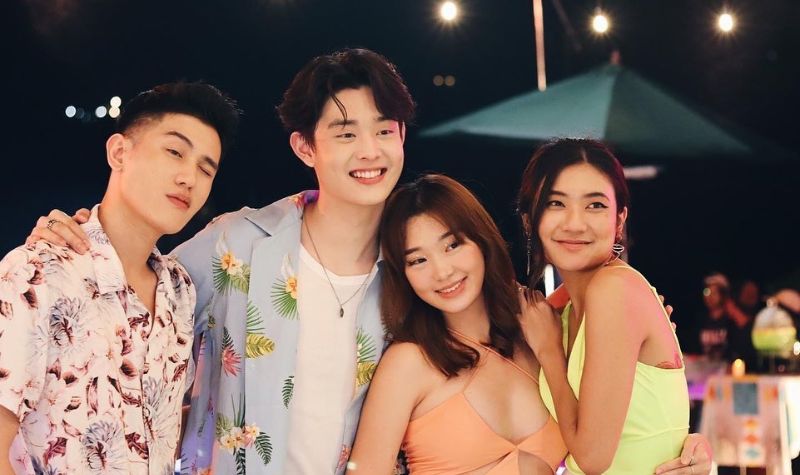 Baju Oranye Semi Terbuka Livy Renata Bikin Pria Susah Beralih Pandang 4 Lampiran Gambar
