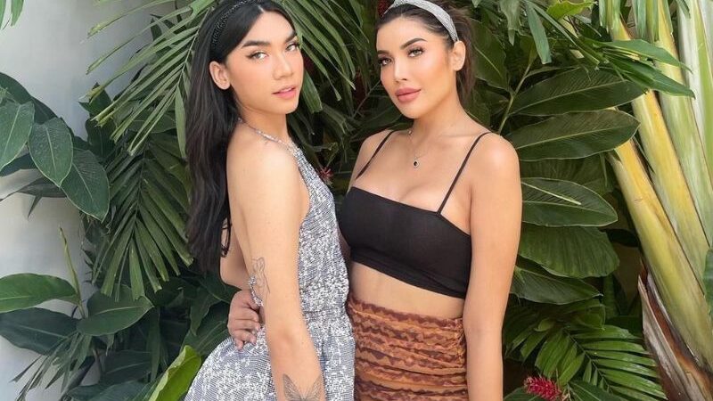 Millen Cyrus dipuji semakin hot dengan mengenakan sebuah crop top pendek berwarna hitam saat berofoto dengan seorang sahabatnya.