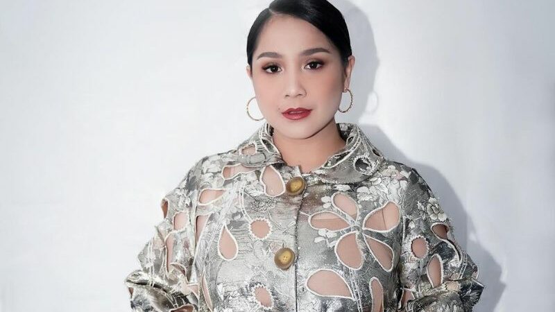 Artis Nagita Slavina bikin heboh jagat maya dengan penampilannya yang memakai blezer terbuka dan tidak mengenakan pakaian di dalam.