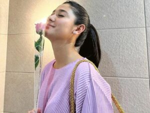 Naysila Mirdad kembali mendapat pujian karena kecantikan wajahnya dipuji sangat aestetic terlebih lagi ketika memegang bunga.