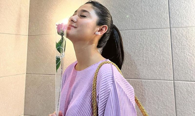 Naysila Mirdad kembali mendapat pujian karena kecantikan wajahnya dipuji sangat aestetic terlebih lagi ketika memegang bunga.