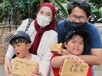 Ririe Fairus, mantan istri Ayus Sabyan baru saja mengunggah potret kebersamaanya dengan sang mantan suami yang langsung hebohkan jagat maya.