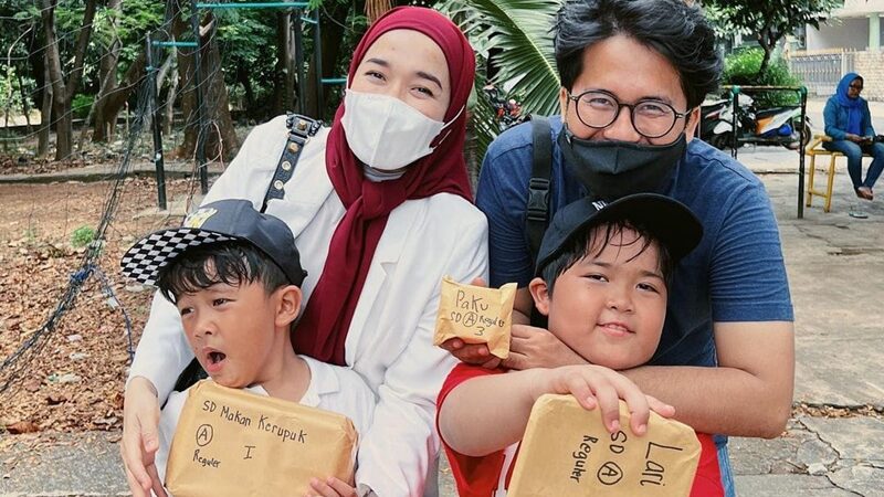 Ririe Fairus, mantan istri Ayus Sabyan baru saja mengunggah potret kebersamaanya dengan sang mantan suami yang langsung hebohkan jagat maya.