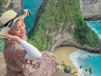 Putri Delina unggah foto saat lakukan mirror selfie dengan begitu cantiknya, malah disebut sebagai Sule versi berhijab.