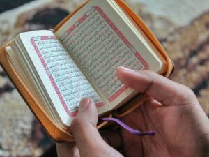 Fungsi Al-qur’an selain jadi pedoman hidup ternyata bisa membuat manusia dijauhkan dari berbagai perbuatan dosa.