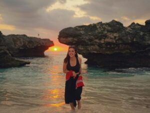 Ranty Maria dipuji oleh banyak netizen sebagai sosok peri cantik Karena paras yang begitu menawan saat menikmati sunset.