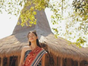 Ranty Maria saat kenakan tenun ikat Sumba, buat banyak netizen kesulitan untuk mendefiniskan keccantikan parasnya yang menawan.