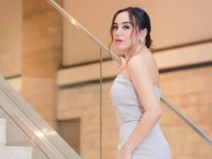 Salmafina Sunan unggah foto pemotretan bersama keluarga tercinta, wajah cantiknya menjadi banyak sorotan karena keindahannya.