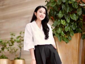 Sandra Dewi mendapt banyak pujian dari netizen, disebut sangat perfect dan bening dalam perayan hari kemerdekaan.