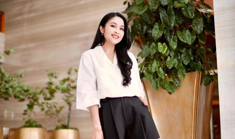 Sandra Dewi mendapt banyak pujian dari netizen, disebut sangat perfect dan bening dalam perayan hari kemerdekaan.