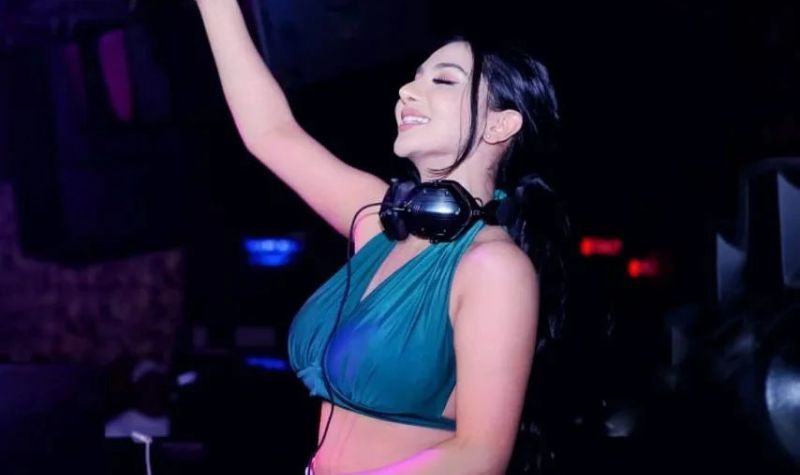 Siva Aprilia kembali buat mata netizen melotot karena hanya kenakan pakaian menyerupai bra saat menggung sebagai seorang dj.