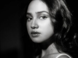 Syifa Hadju dipuji netizen serta dinggap memiliki kecantikan yang unreal alias tidak nyata bagi manusia biasa dengan semua pesonanya.