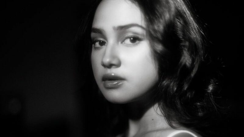 Syifa Hadju dipuji netizen serta dinggap memiliki kecantikan yang unreal alias tidak nyata bagi manusia biasa dengan semua pesonanya.