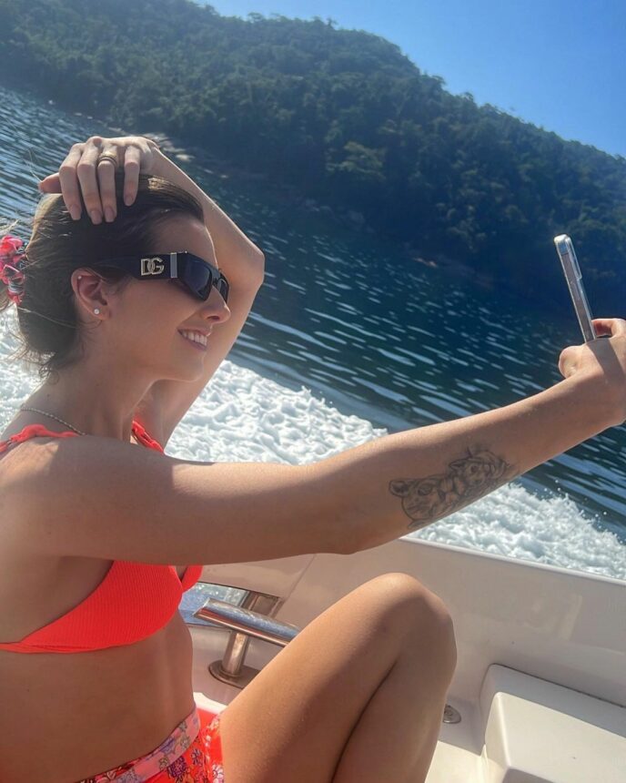 Istri Lucas Paqueta, Youtuber Seksi Yang Hobi Tampil dengan Bikini