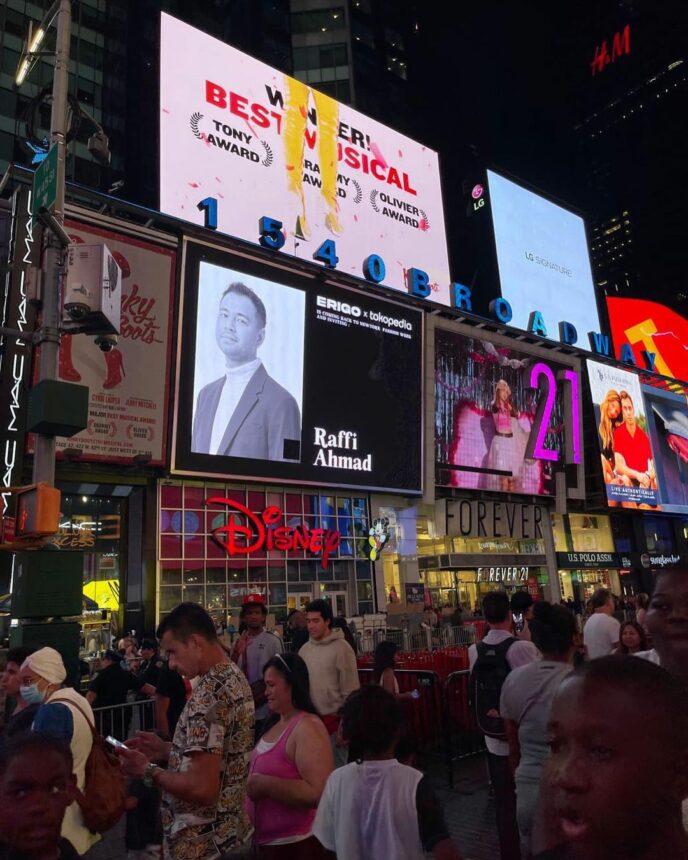 Warganet Bangga Lihat Foto Raffi Ahmad Terpajang di New York Fashion Week 2 Lampiran Gambar