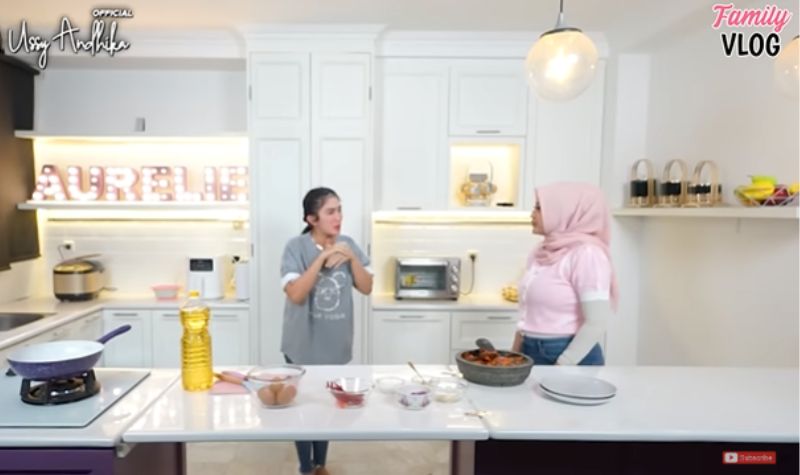 Ussy Sulistiawaty Melongo Dengar Rincian Jajan Aurel Hermansyah dari Suami 2 Lampiran Gambar