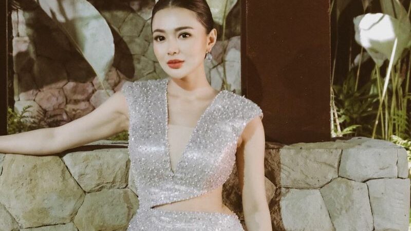 Wika Salim terlihat begitu bahagia berlarian di padang pasir dengan pakaian yang terbuka, netizen malah jadi khawatir dengannya.