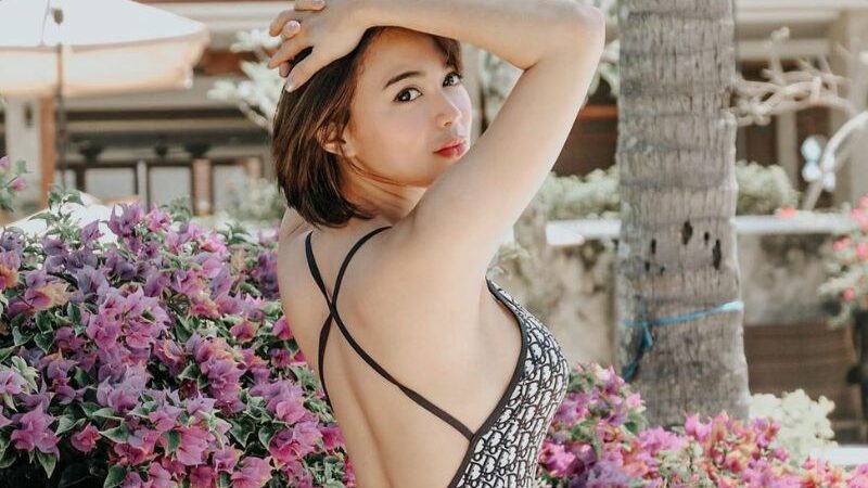 Wika Salim dicurai netizen tidak pernah pakai bra karena selalu pamer punggung mulus tanpa sehelai benang dibagian bekalang tubuhnya.