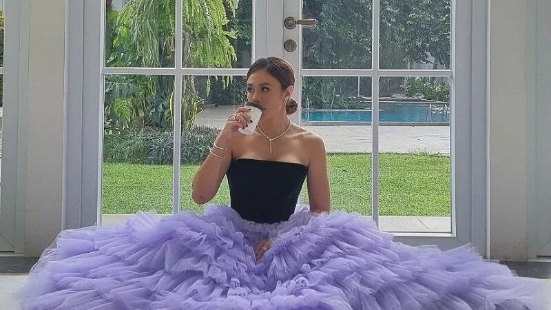 Wulan Guritno terduduk cantik buat mata netizen tak bisa berpaling, ketika kenakan gaun tile bertingkat seperti putri di negeri dongeng.