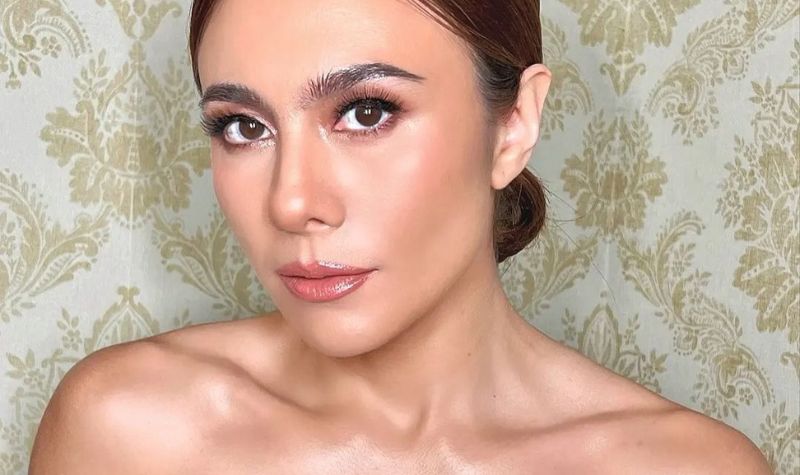 Kenakan Gaun Bertingkat Warna Ungu, Pose Terduduk Cantik Wulan Guritno Bikin Resah Publik 4 Lampiran Gambar