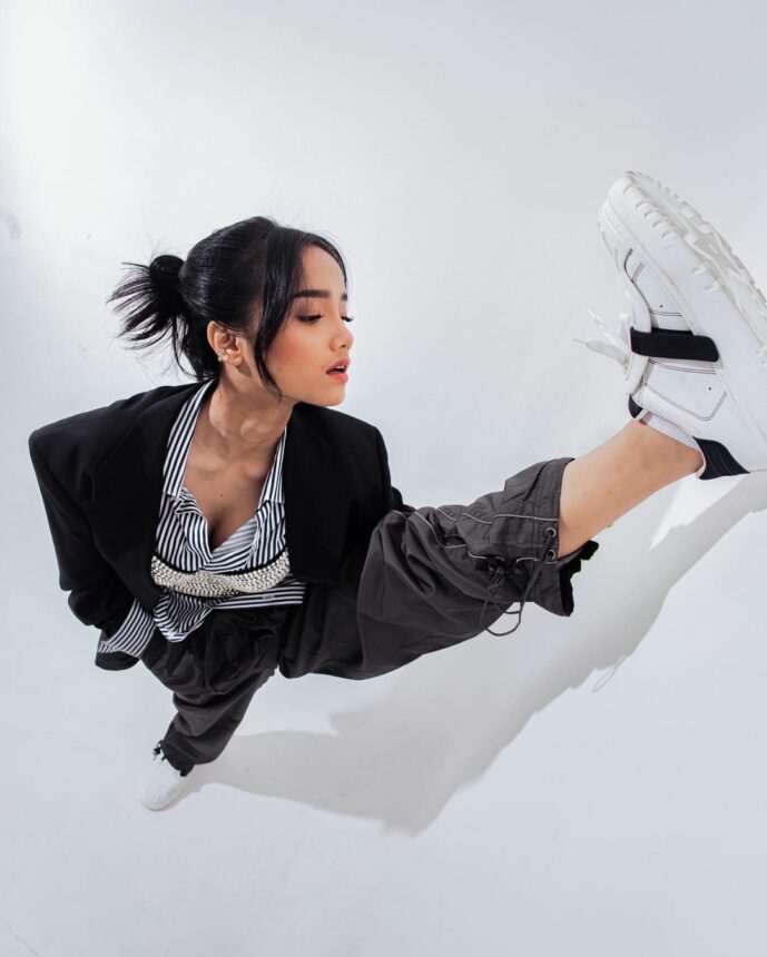 Pose Ngangkang ke Dinding, Fuji Dinilai Swag Abis 2 Lampiran Gambar