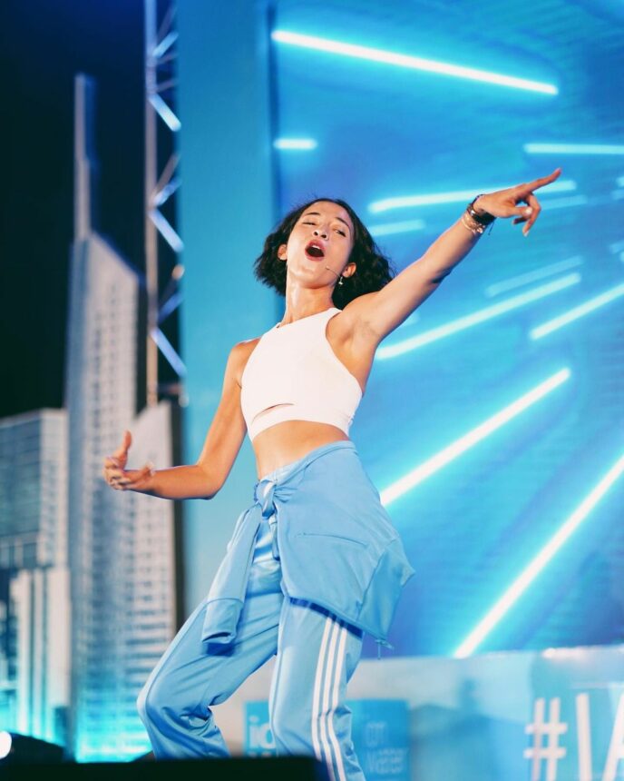 Tampil Energik di Panggung, Putri Marino Udah Kayak Anggota Girl Band Aja 2 Lampiran Gambar