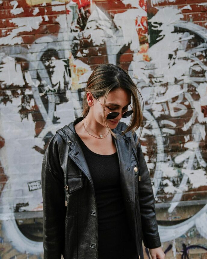 Badas dengan Jaket Kulit, Pesona Luna Maya Disebut Mirip Angelina Jolie 2 Lampiran Gambar