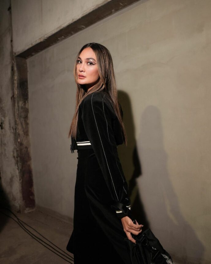 Luna Maya Foto Bareng Yugyeom GOT7 di Milan, Kelas Pertemanannya Udah Jauh