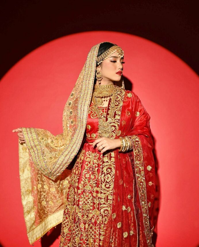 Pakai Baju Ala Pengantin India, Kecantikan Fuji Bikin Semua Mata Terpesona 2 Lampiran Gambar