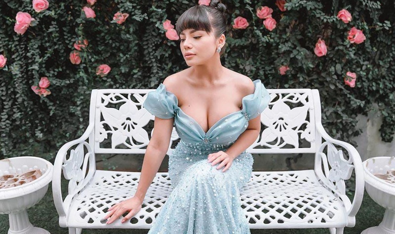 Dinar Candy Ternyata Sering Jadi Korban Pria yang Suka Memanfaatkannya 2 Dinar Candy hebohkan jagat mayang dengan unggahannya yang memakai baju tampak belahan dada sambil prediksi akan mendapatkan hujatan.