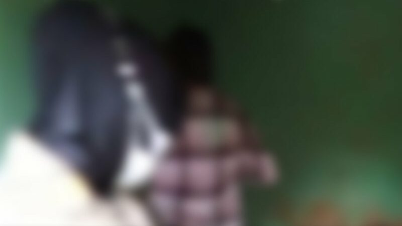 Seorang wanita ditinggalkan oleh pacarnya dalam keadaan tidak berbusana saat di razia sarpol PP di Sidimpuan, Medan, Rabu (28/9/2022).