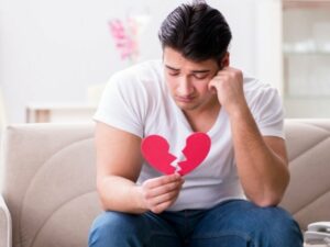 Putus cinta membuat seseorang merasakan sakit yang mendalam dan tak terima keadaan. Tanpa disadari bahwa ikhlas adalah obat luka tersebut.