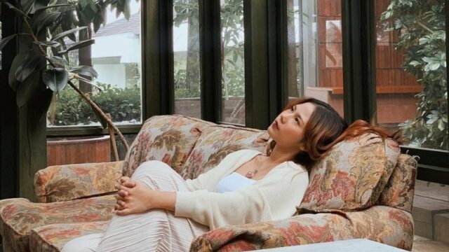 Nadin Amizah mengaku kesal dan risih saat difoto diam-diam oleh driver Gocar. Hal ini diungkapkan di Instastory akun Instagramnya.