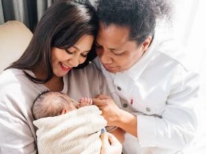 Ibunda Indah Permatasari masih enggan dan tak sudi temui cucu tercinta jika Arie Kriting tak penuhi persyaratan yang ia sebutkan.