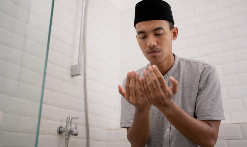 Jatuh Cinta Karena Pelet, Emang Bisa?