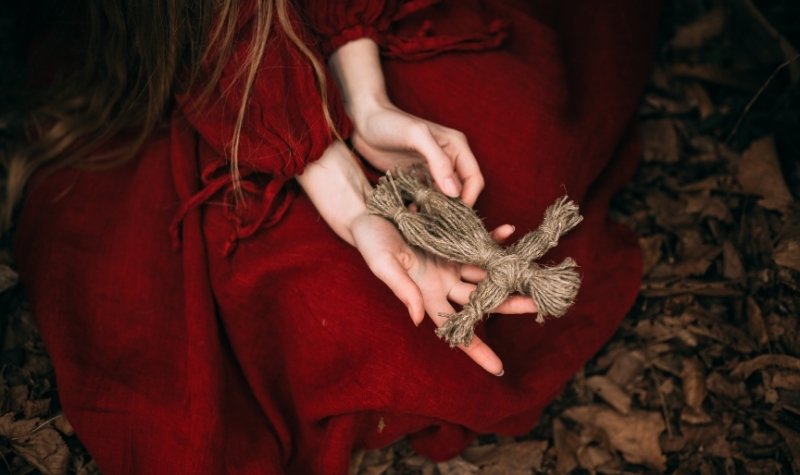Pelet dalam ilmu perdukunan menjadi  hal yang diyakini oleh segelintir orang dapat membuat seseorang jatuh cinta dengan bantuan jin.