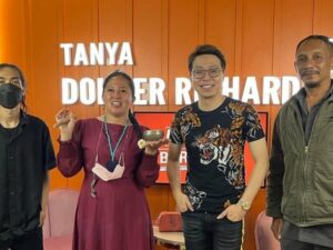 Dr. Richard Lee lagi-lagi beri tantangan pada dukun, kali ini Rara pawang hujan ditawarkan hadiah 500 juta jika berhasil  turunkan hujan.