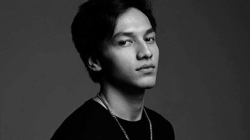 Aktor tampan Jefri Nichol diserbu warganet usai mengunggah sebuah foto mesra seorang pria dan wanita yang sedang berada di atas kasur.