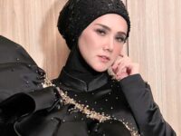 Mulan Jameela belum lama ini tuai perhatian masyarakat Indonesia, terutama emak-emak karena kritiknya kebijakan pemerintah tentang pergantian LPG.