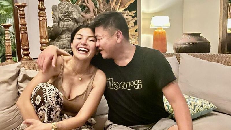 Cekricek.id - Selama ini sosok Nikita Mirzani diketahui begitu dekat dengan Fitri Salhuteru. Posenya yang dekat suami Fitri jado sorotan netizen