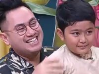 Bertahun-tahun tak bertemu dengan anak kandungnya setelah bercerai dengan Musdalifah, Nassar banjir air mata memeluk anak kandungnya.